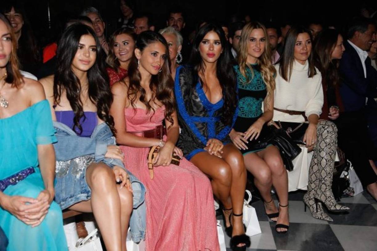 María Taktouk, Antonella Roccuzzo, Daniella Semaan, Elena Galera y Nuria Cunillera observando el desfile de Rosa Clará. Foto The Grosby Group