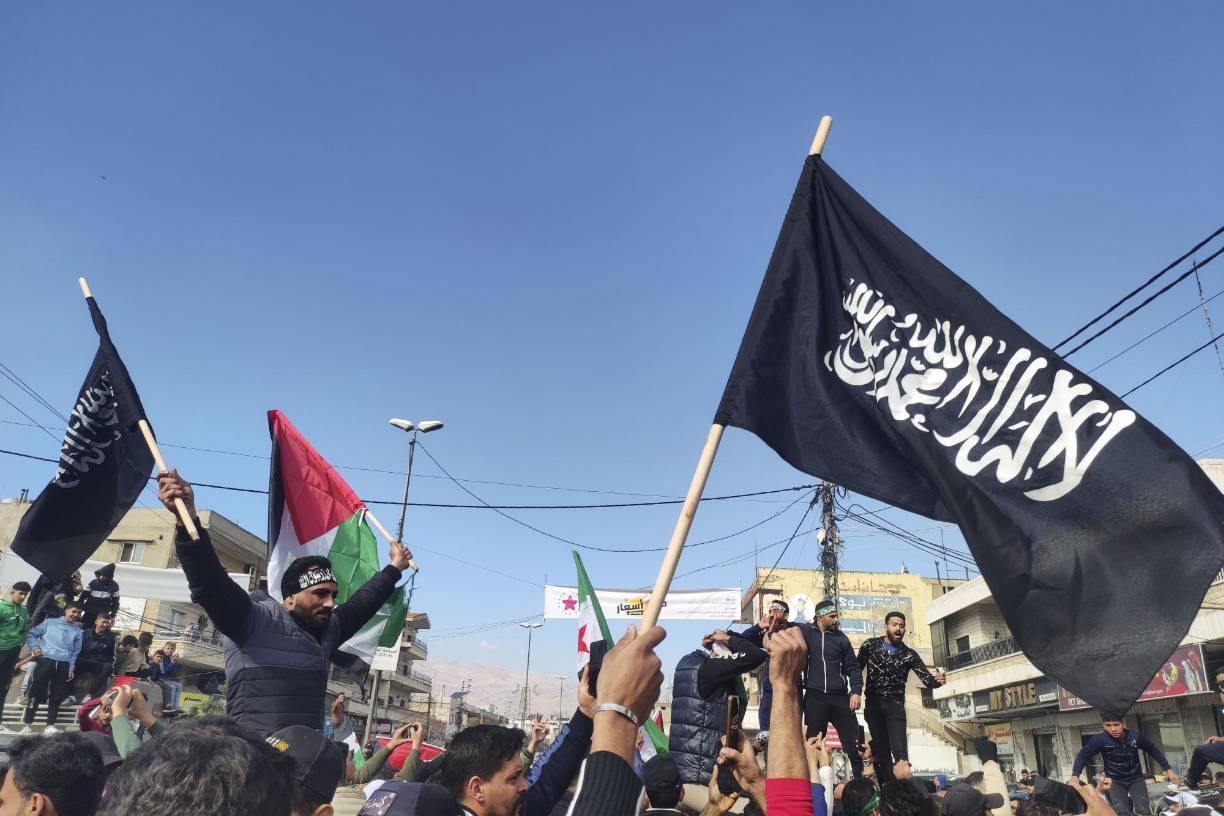 Esa disolución significaba que, en teoría, rompía toda relación con Al Qaeda para ser una entidad “independiente” con el único objetivo de derrotar al Gobierno sirio y “liberar” el país, lo que creó fricciones internas que provocaron que otros yihadistas abandonaran la senda de Al Jolani.