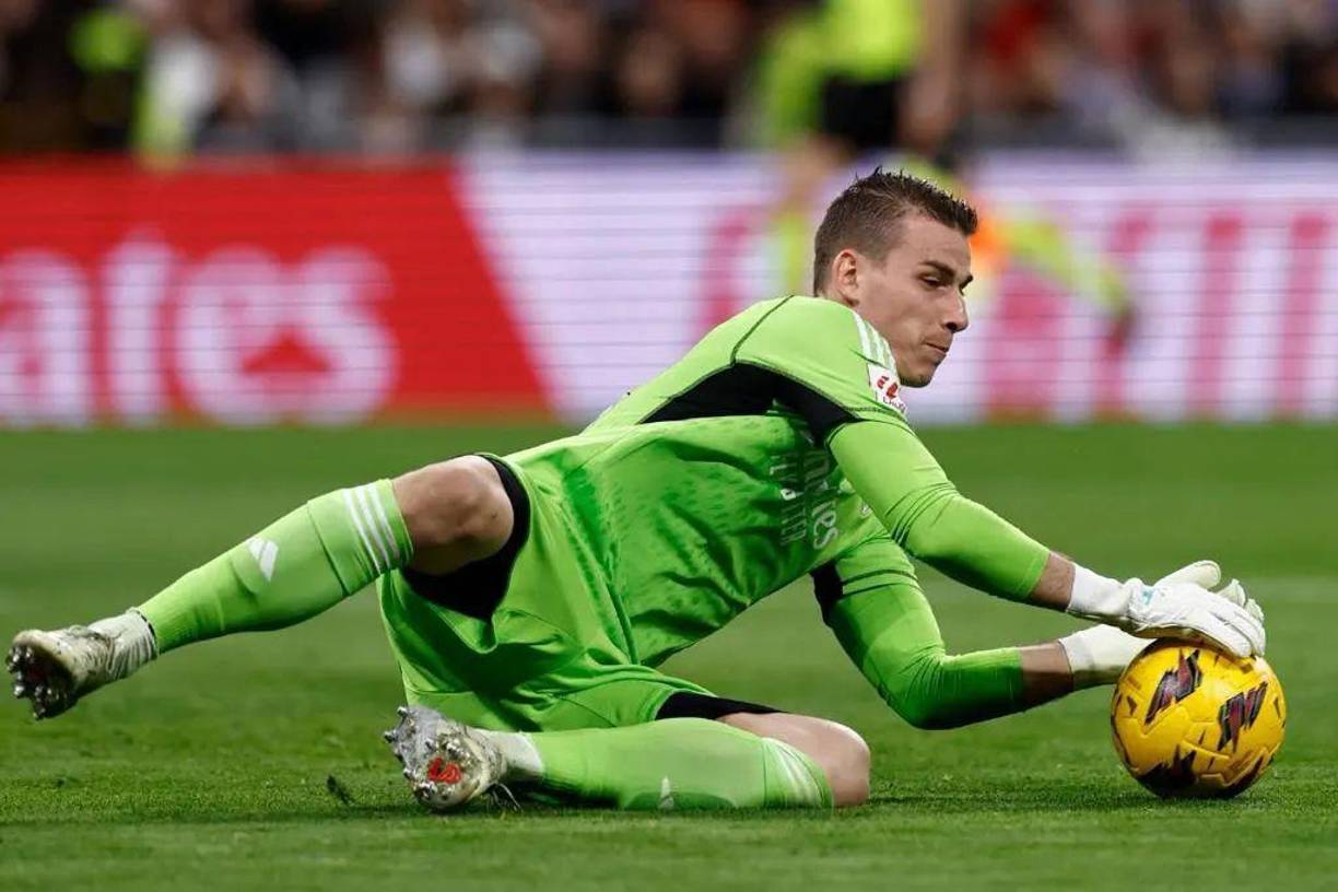 Portero: Ante la gran duda entre Kepa y Lunin, varios medios españoles coinciden que el ucraniano sería una de las sorpresas ante el Barcelona tras los errores de Kepa ante el Atlético de Madrid. 