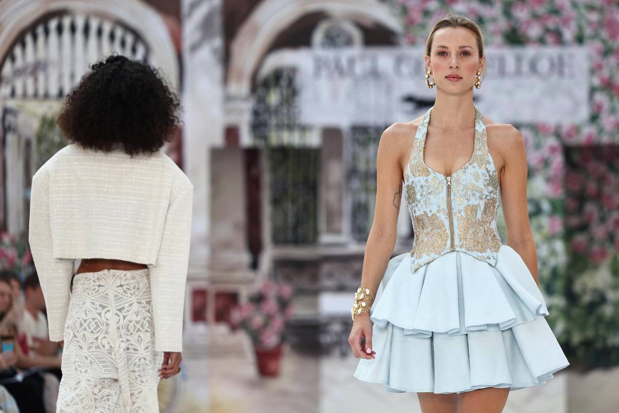 Los corsé los combina con minifalda de olanes.