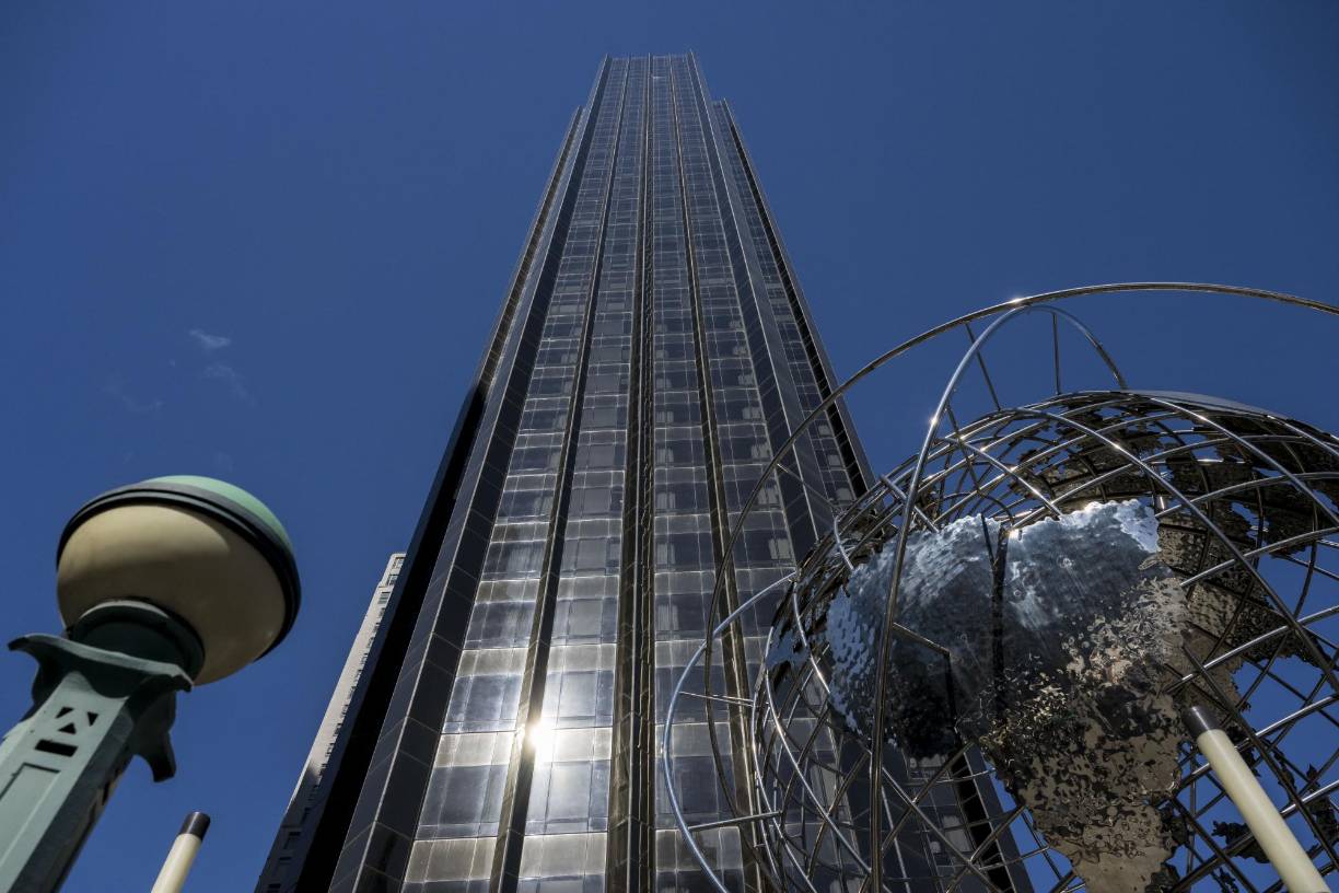 El magnate, que a sus 77 años busca volver a la Casa Blanca en los comicios de noviembre, había solicitado depositar una <b>fianza</b> de 100 millones, pero el juez lo rechazó el 28 de febrero. En la imagen, un edificio de Trump en Wall Street.