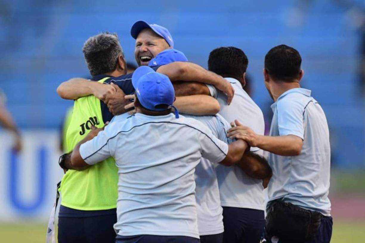 El cuerpo técnico del Motagua festejó de esta manera el gol de la victoria de Marco Vega.