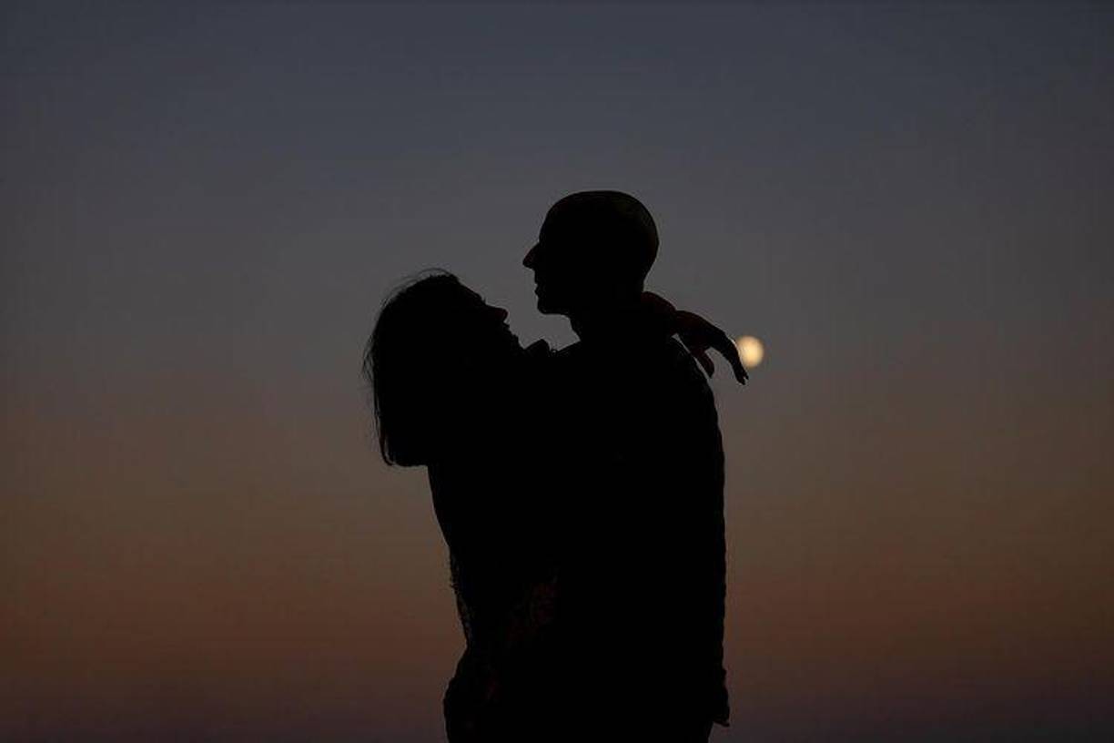 Aunque han sido amigos durante años, los dos comenzaron a salir a principios de 2021, y han sido inseparables desde entonces, presumiendo su amor en diversas alfombras rojas y en las redes sociales.[[