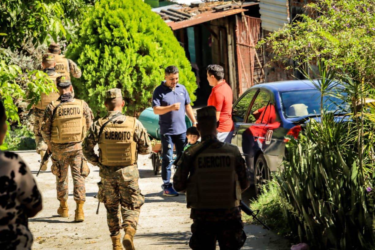 Las colonias en todo Soyapango siguen con fuerte presencia de soldados y policías, que deambulan lentamente con sus fusiles de asalto en mano.