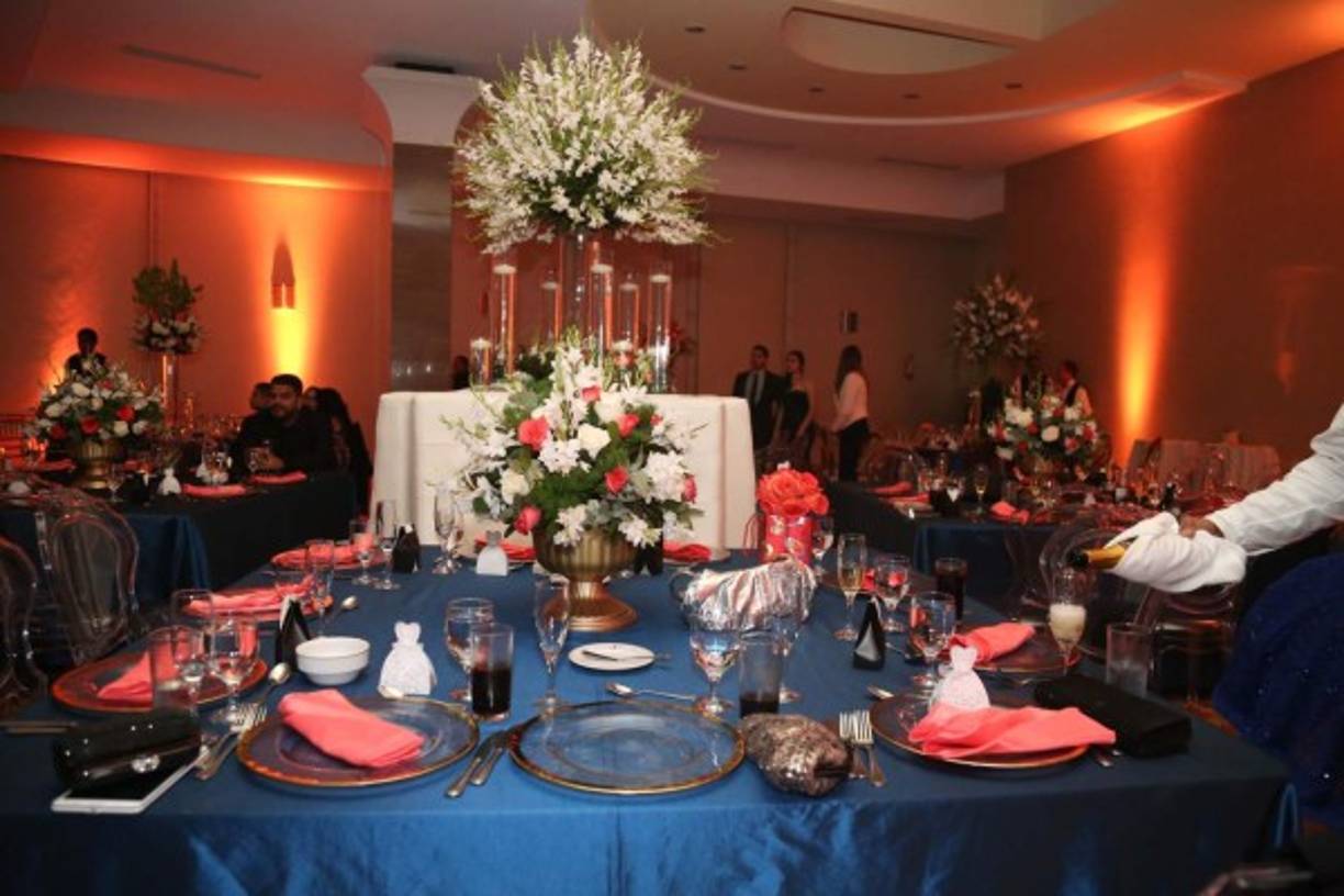 Nardos, rosas y un montaje que incluyó colores blanco y salmón inspiró la recepción donde los novios derrocharon amor, todo coordinado por Paola Andino.