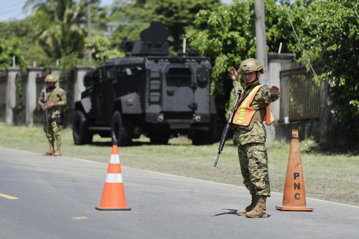 Si bien Bukele ha impuesto desde el año pasado cercos militares en ciudades y municipios como parte de su estrategia para desarticular a las temidas pandillas que controlaban gran parte del territorio nacional, esta es la primera vez que lo hace en un departamento completo. 