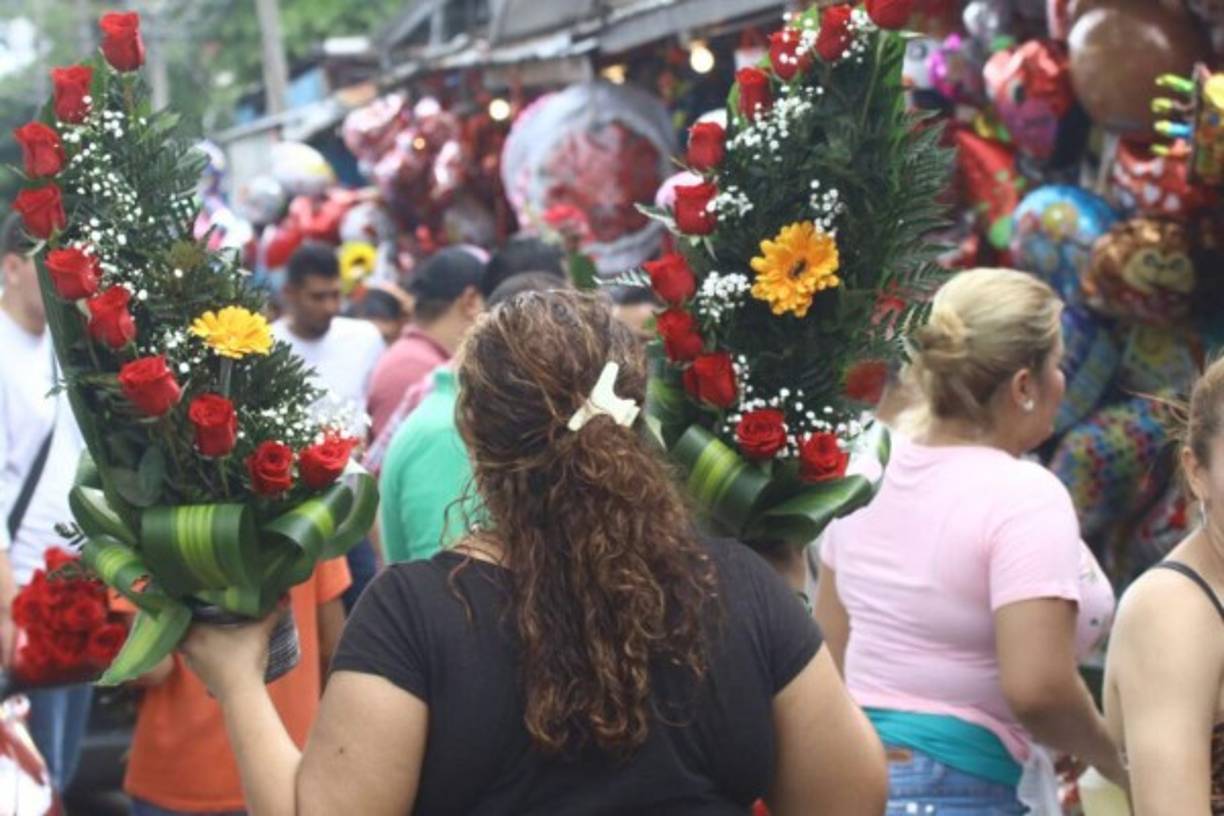 Flores, peluches y chololates entre otros detalles son las cosas que más se venden para esta ocasión.