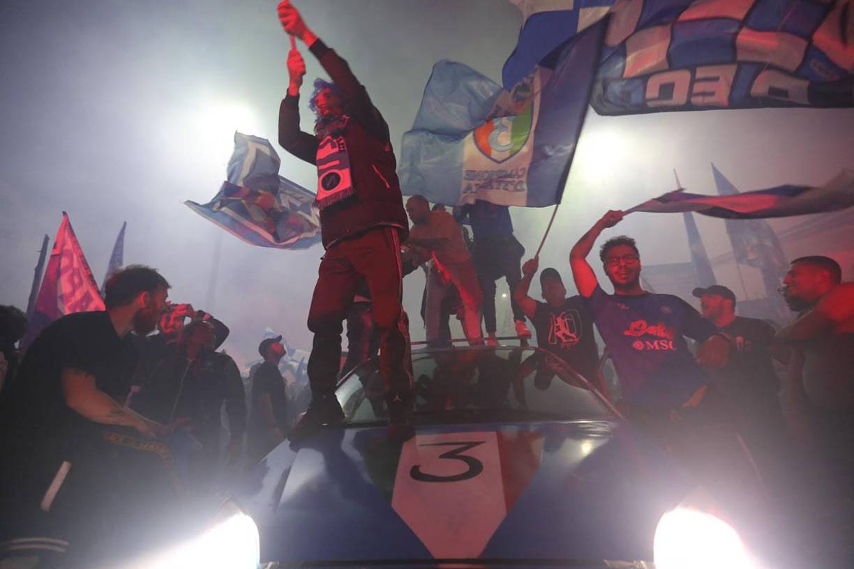 El júbilo en las calles de Nápoles celebrando la conquista del Scudetto de la Serie A 33 años después.