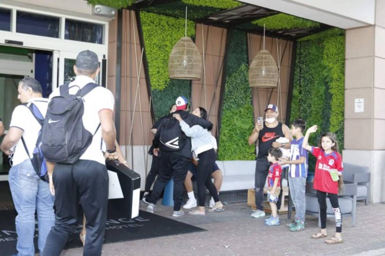 Algunos niños también esperaban por el Olimpia, el club de sus amores.