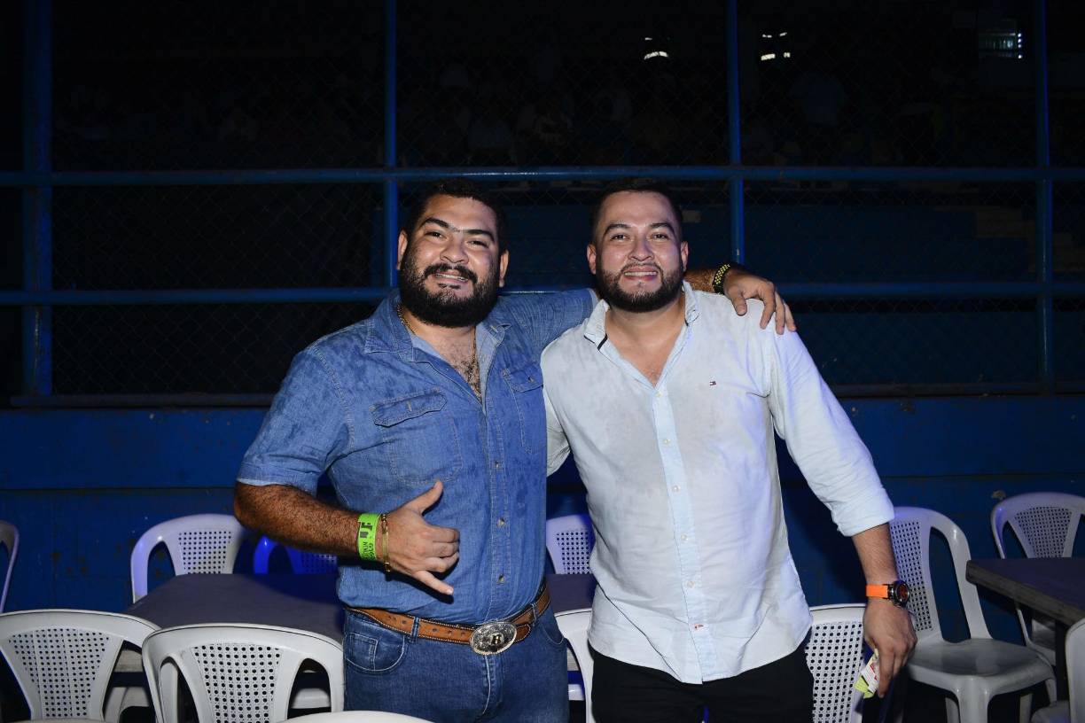 El Trono de México se entregó a su público y deleitó con sus canciones románticas