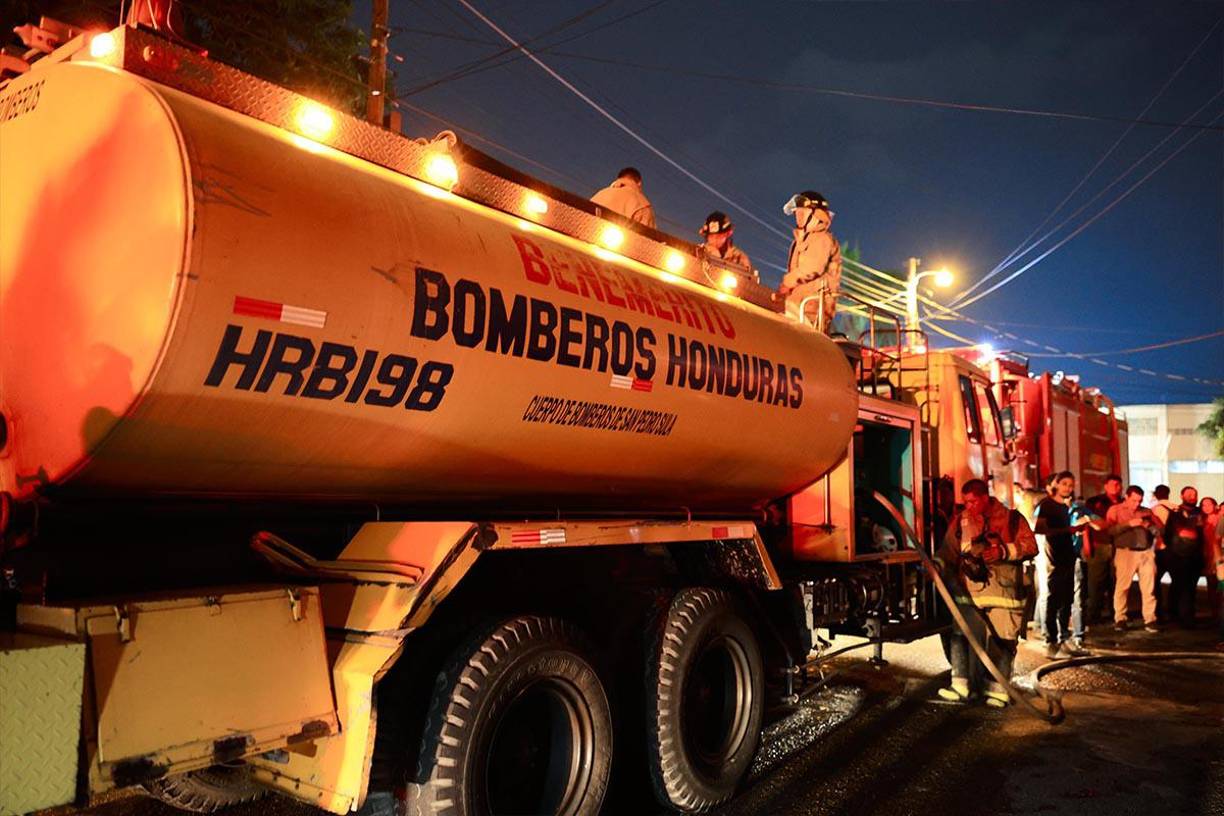 Los Bomberos en el lugar del incendio después de controlar el fuego.