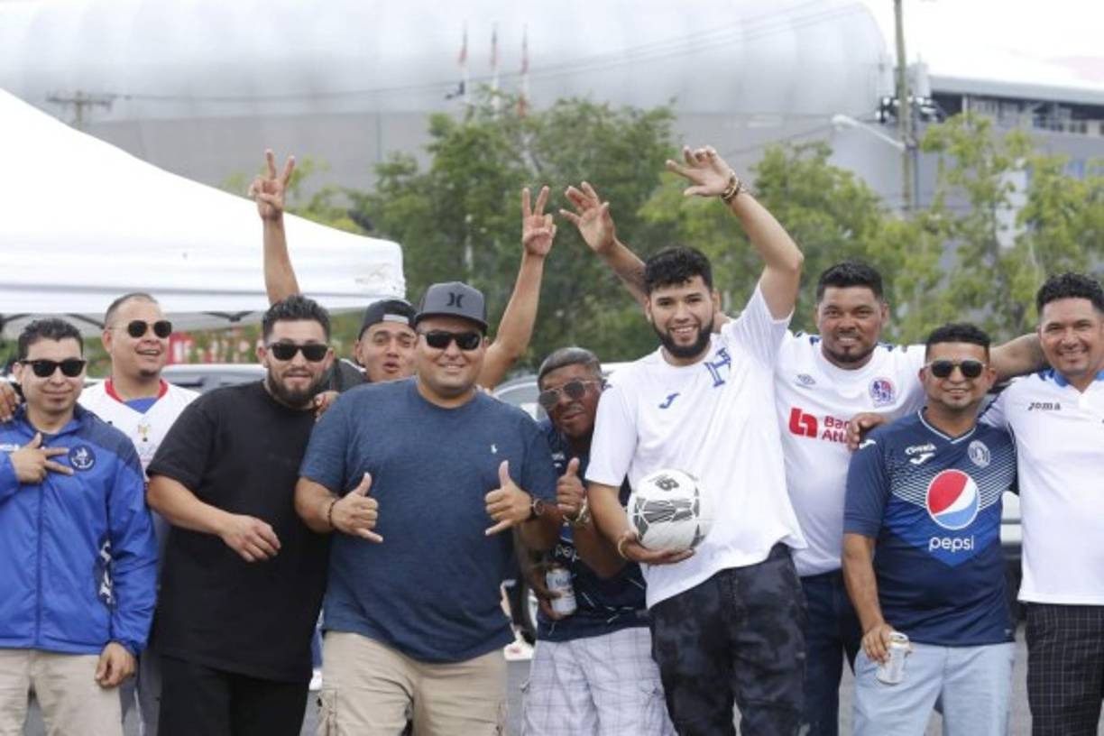 Los catrachos posaron para el lente de Grupo Opsa.