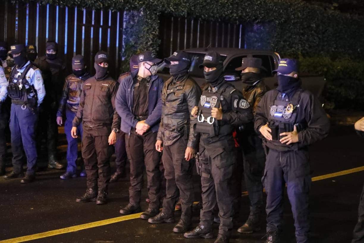 Una muralla humana se plantó en la entrada a la colonia San Ignacio.