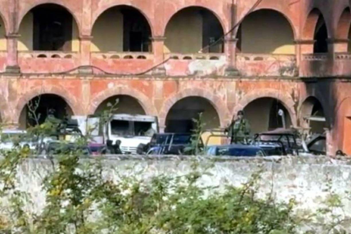 También fueron incendiados diversos vehículos que se encontraban estacionados en el lugar.