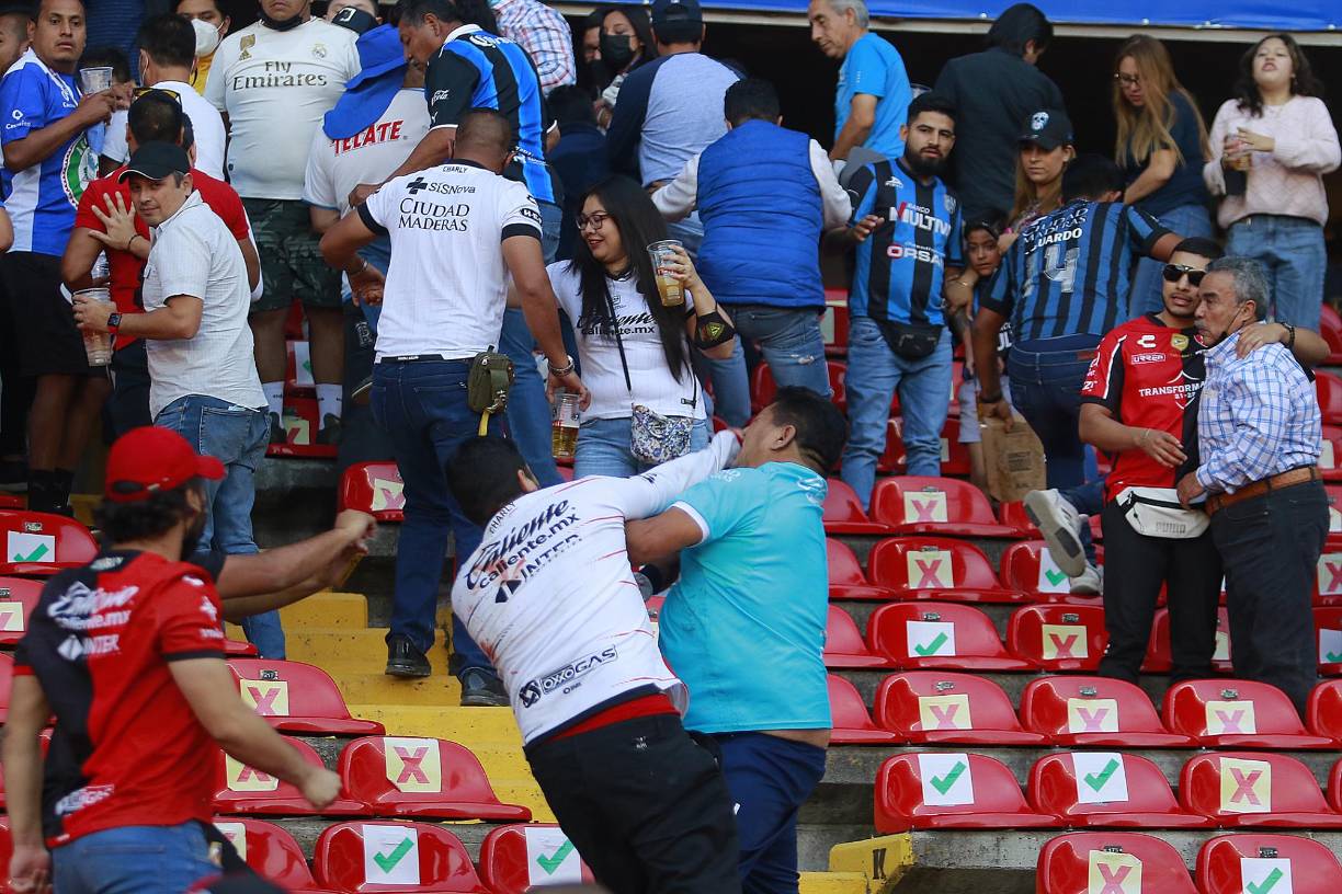 Al momento de su encuentro, la barra del Querétaro llegó directamente a agredir a los fanáticos del Atlas, no sólo con sus puños, sino también con sillas, fierros, butacas, cinturones y todo tipo de objetos que se les cruzó en el camino.