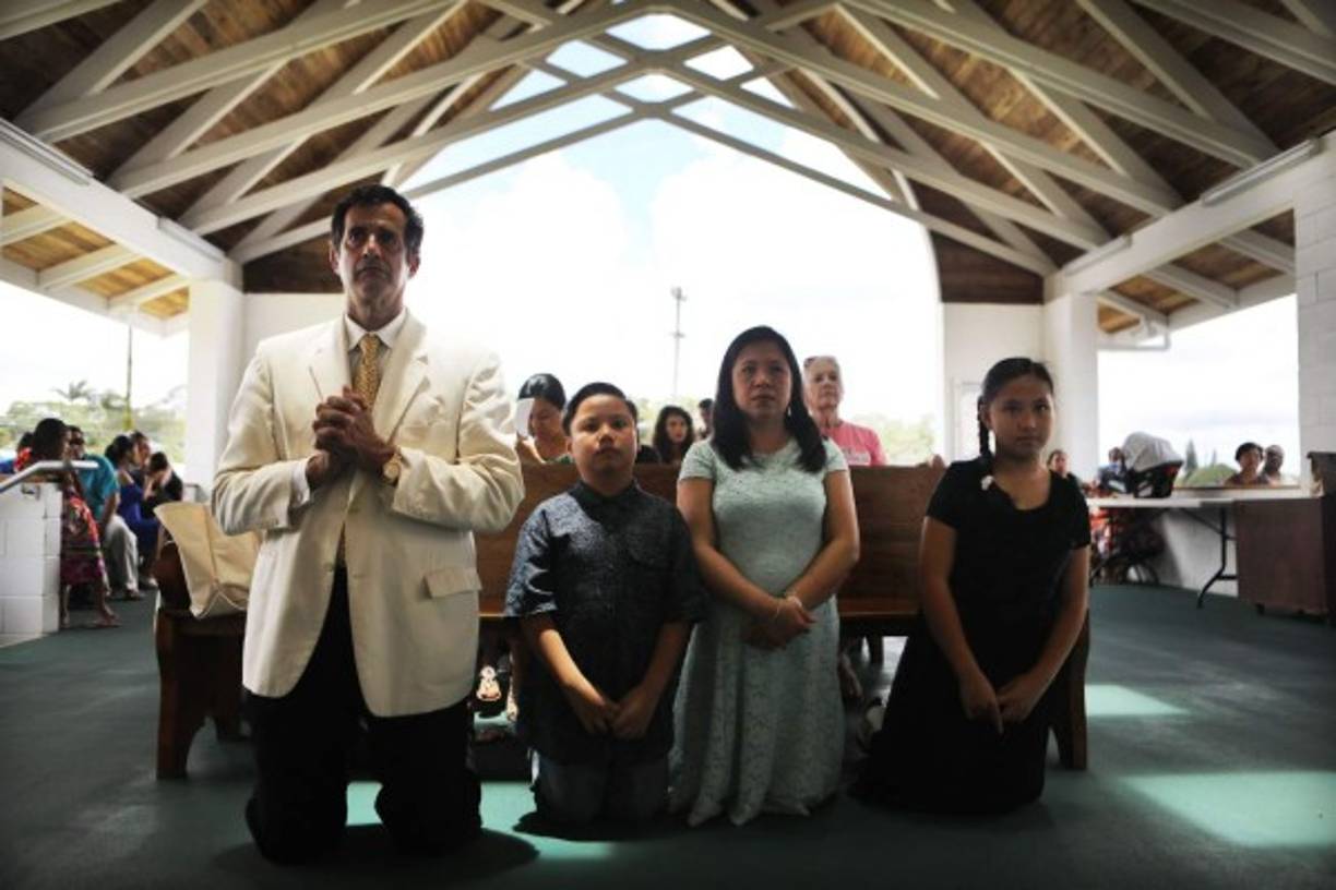 Las iglesias se llenaron de fieles que llegaron a rezar ante el avance de la lava hacia las zonas residenciales.