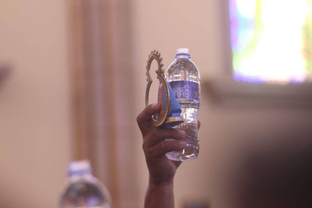 Muchos esperaron pacientemente su turno para tocar la imagen sagrada, convencidos de que su intercesión traerá bendiciones y milagros a sus vidas.