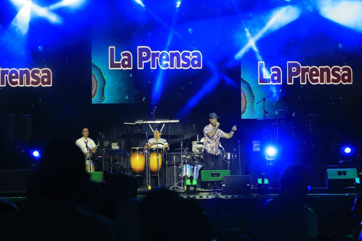 Antes del show de Jorge Celedón, el artista hondureño Kike Rosa se encargó de deleitar a la audiencia al ritmo de varios temas tropicales.