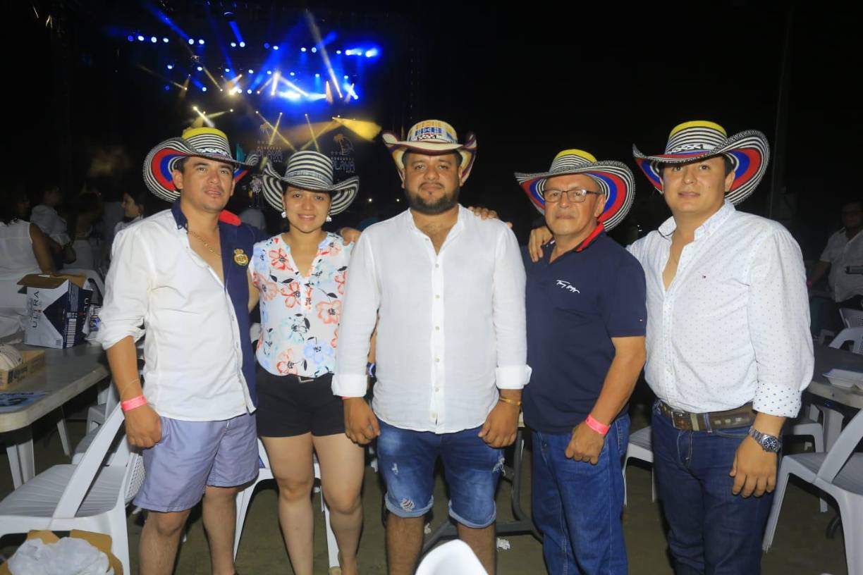 Los asistentes lucieron sombreros típicos colombianos en alusión al artista.