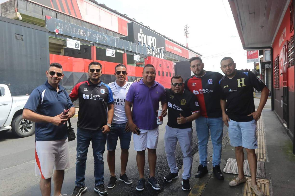 Aficionados del Olimpia se hicieron presentes en el estadio Alejandro Morera Soto para apoyar a su equipo en la gran final de la Liga Concacaf.