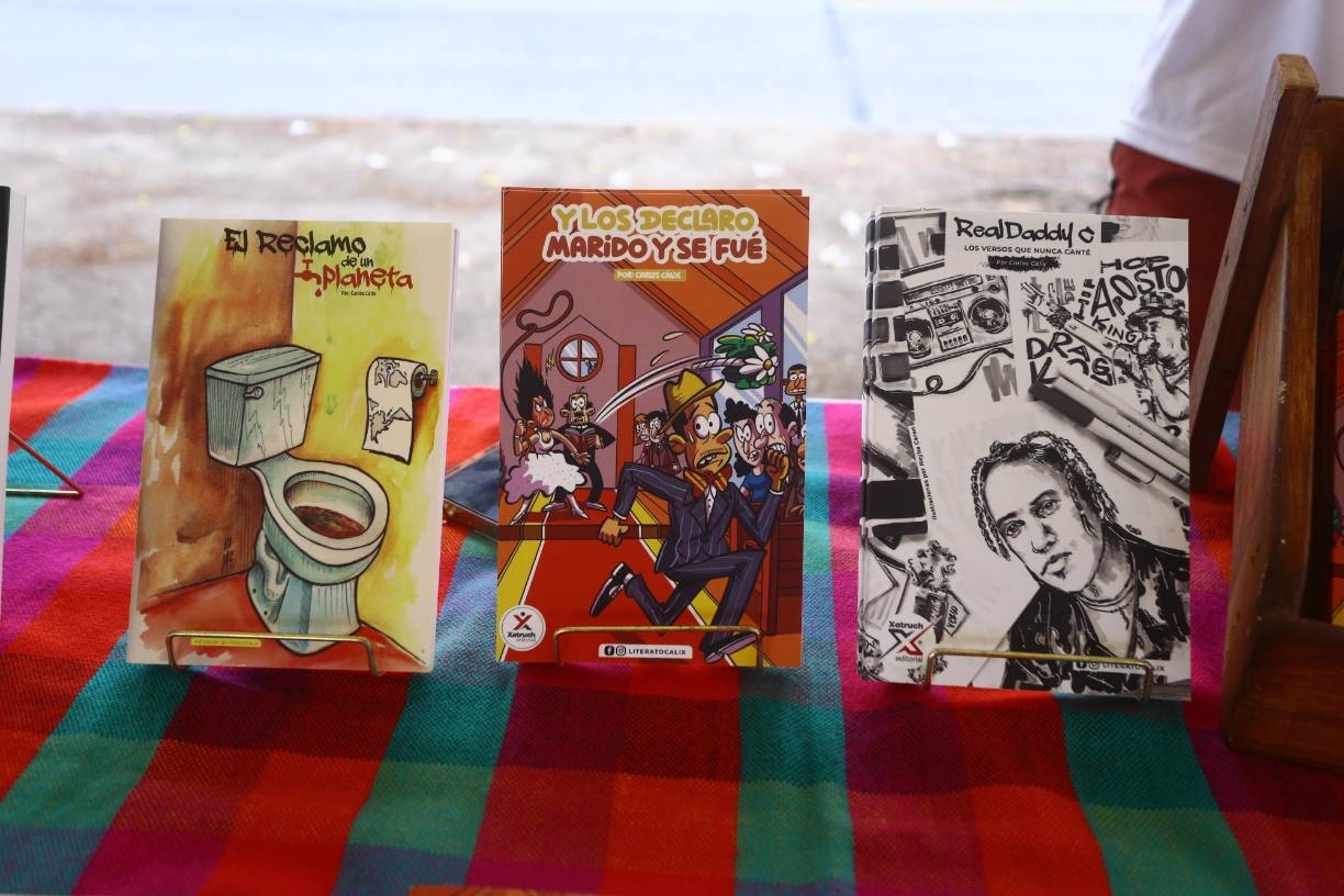 Las llamativas portadas fueron el enganche perfecto para el público, quienes preguntaban acerca de cada obra para saber si era de su agrado.