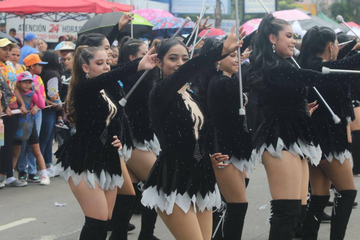 Stephany Pavón, palillona del Instituto Hibueras. 
