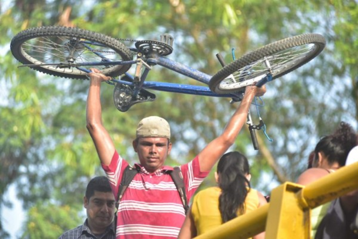Los ciudadanos han tenido que recurrir a medios de transporte alternativos como la bicicleta.