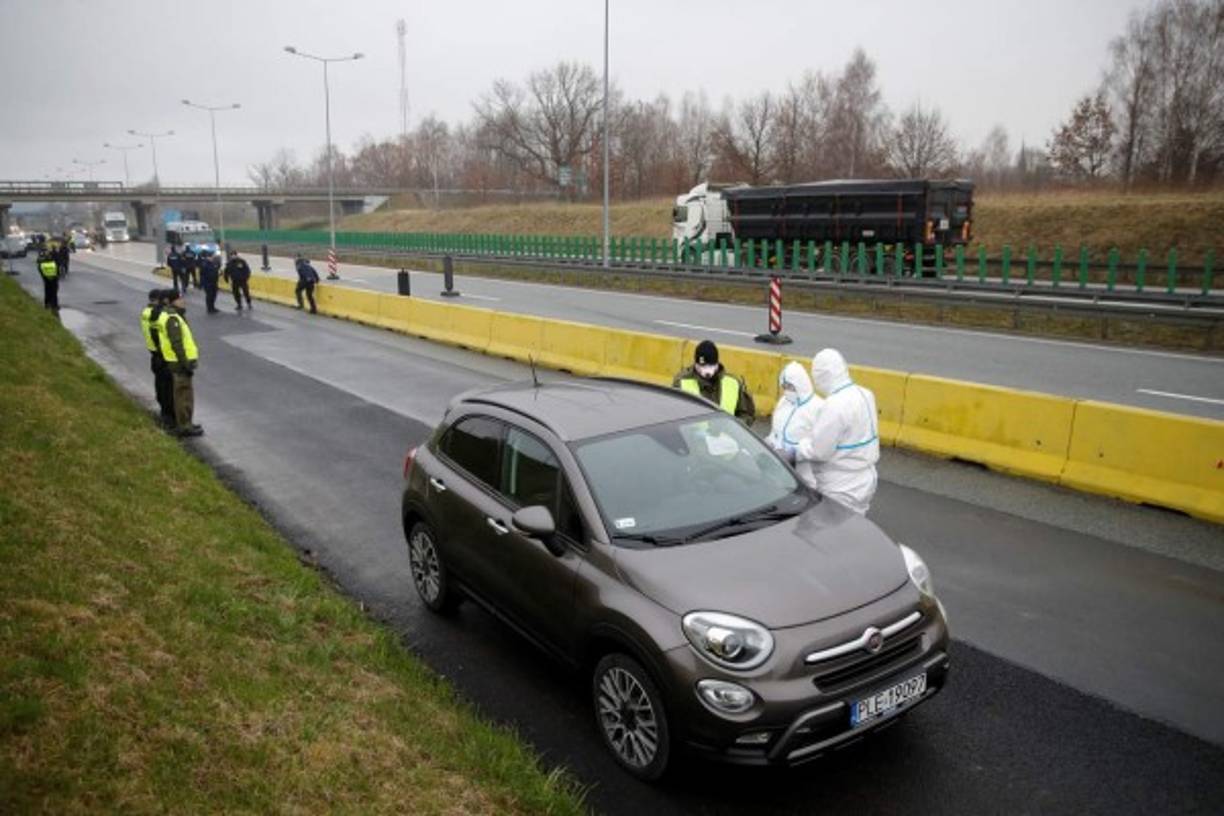 Polonia: Polonia decidió cerrar sus fronteras a los viajeros extranjeros a partir del sábado a medianoche para frenar la propagación del coronavirus, anunció el viernes el primer ministro, Mateusz Morawiecki, poco antes de que se anunciara un segundo deceso en el país a causa de la enfermedad. Además, los polacos que vuelvan a su país deberán pasar una cuarentena de quince días.