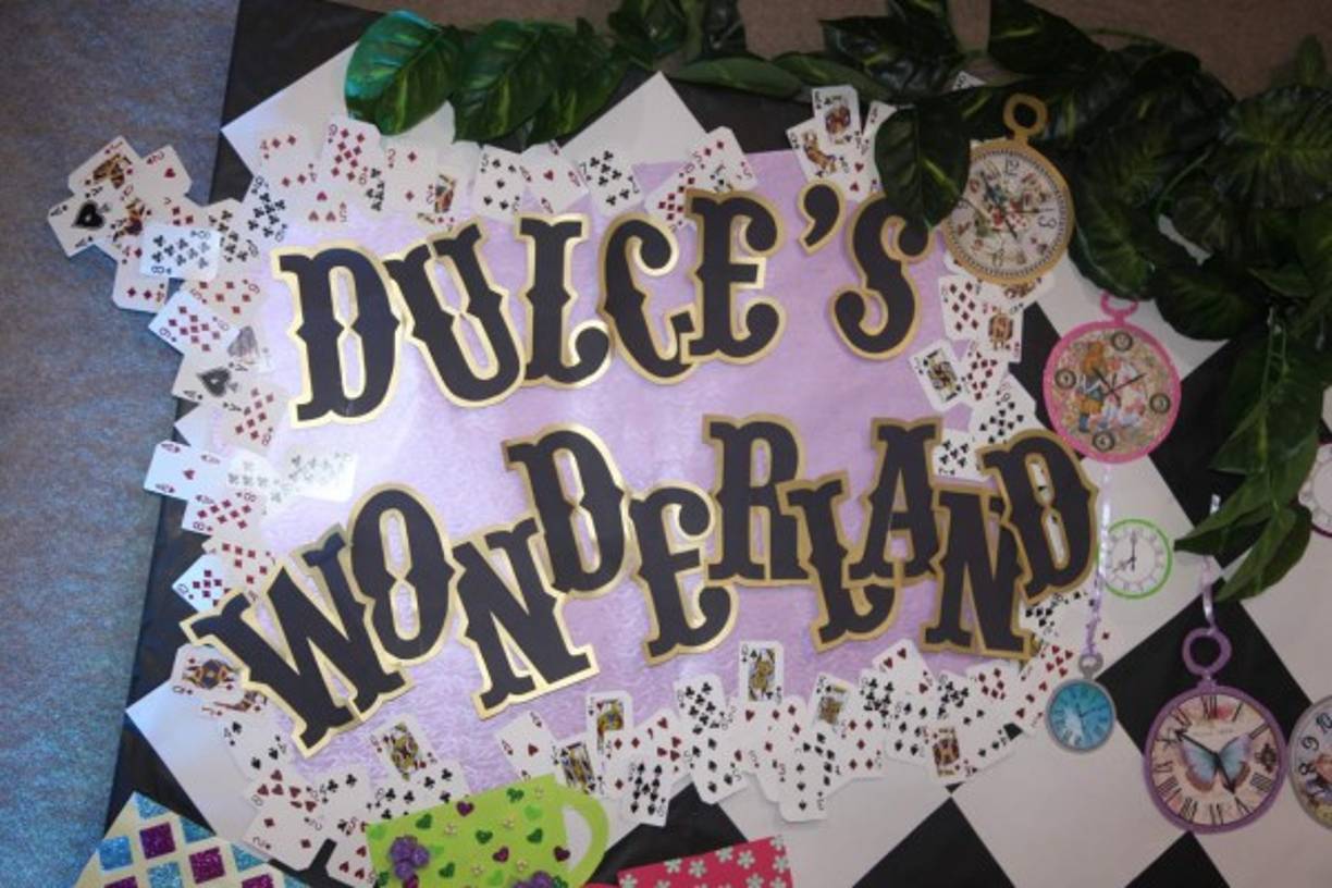 El ambiente de fantasía y magia sorprendió a las invitadas. Desde el más mínimo detalle transportaba a ese mundo de ficción e ilusión que encierra la exitosa historia de “Alicia en el País de las Maravillas”.