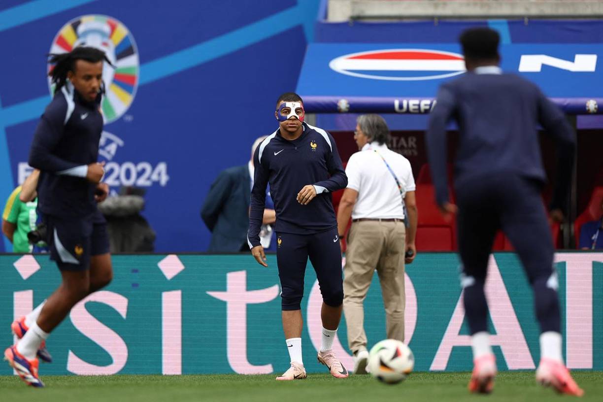 Ha sido la primera vez en que Mbappé lleva en un entrenamiento de Francia esta máscara.