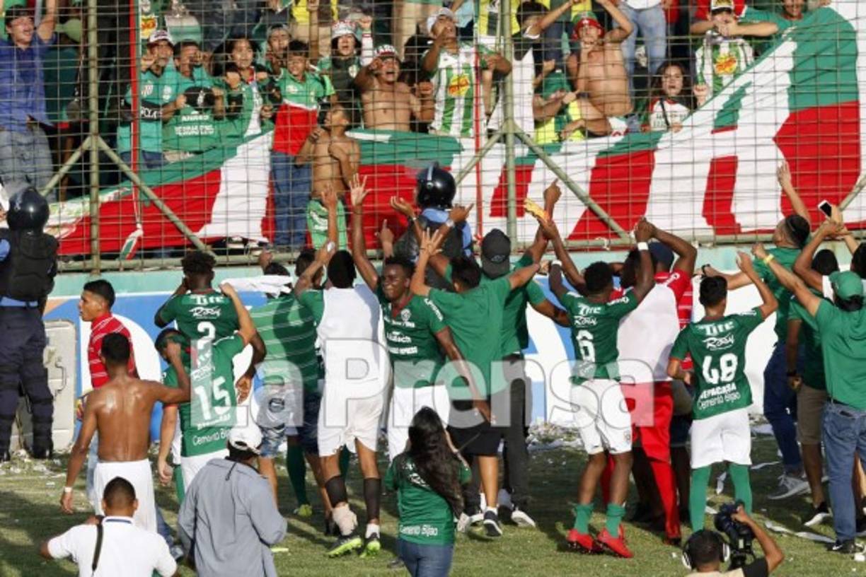 Los jugadores del Marathón celebraron al final del partido con sus aficionados.