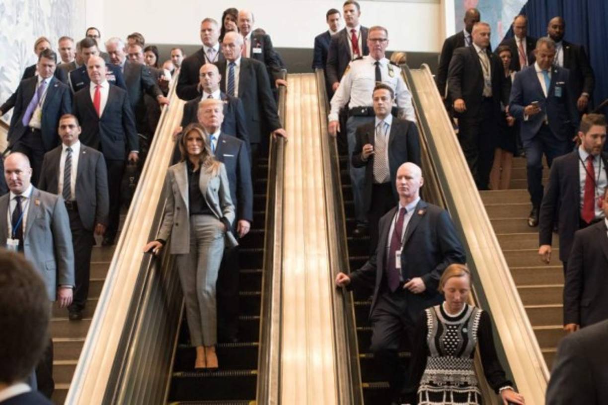 A diferencia de Michelle Obama, educada en Harvard, Melania ha hecho pocos discursos en público, algo quizás poco sorprendente luego del que pronunció en la Convención Nacional Republicana en 2016, cuando fue acusada de plagiar un discurso de Michelle Obama. También ha recibido burlas en televisión por su fuerte acento esloveno.