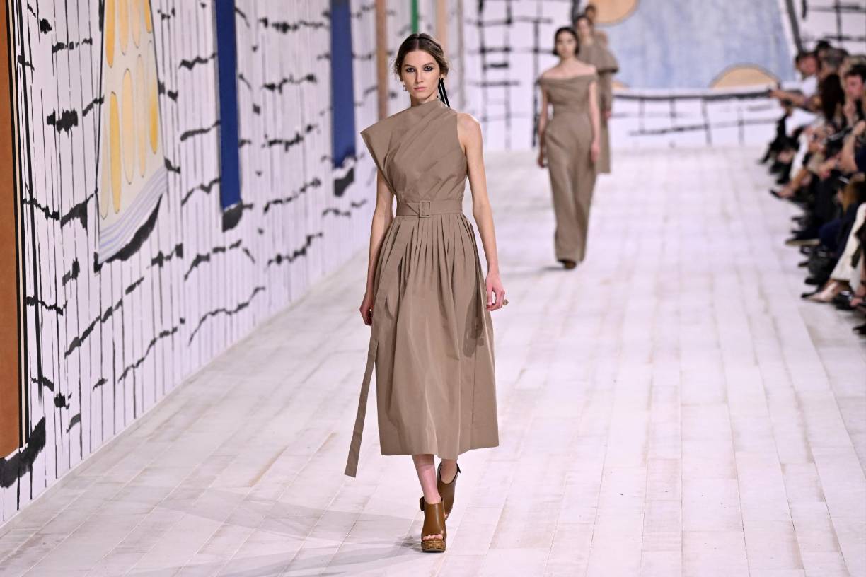 También incluye el lucir prendas monocolor con maxi vestidos o faldas con modernos calzados y accesorios.