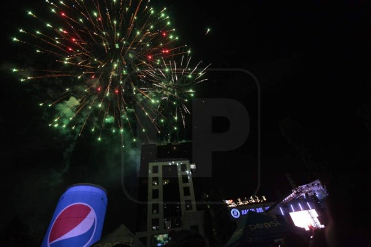 Decenas de familias sampedranas llegaron desde las 3:30 pm al estacionamiento de Torre Banpaís, en el bulevar Antonio Peraza, para disfrutar de las distintas actividades y el espectáculo de luces.