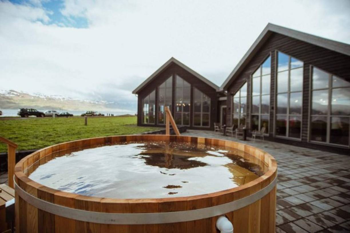 Una pinta de cerveza mientras te bañas en más cerveza como reclamo para un spa que tomó fama después de la histórica actuación de Islandia en los dos últimos grandes torneos internacionales de selecciones.