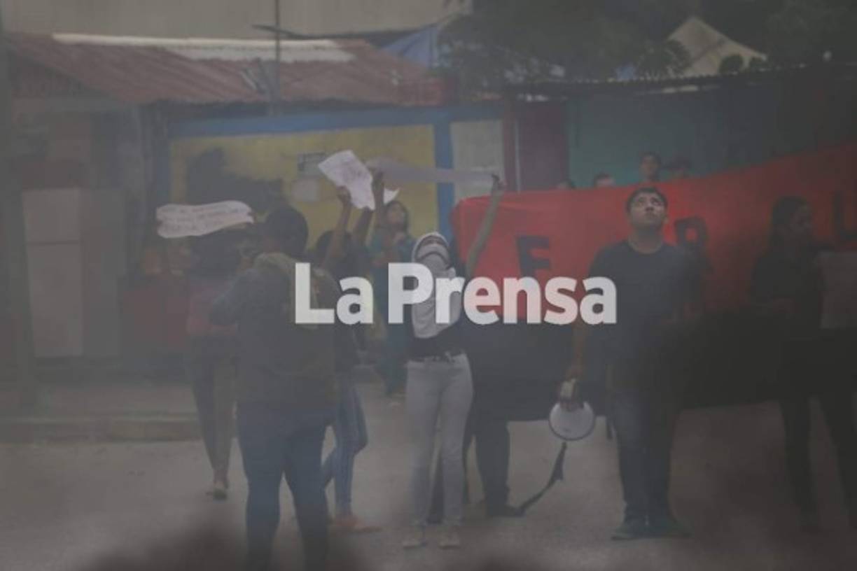 Por un lapso de media hora, los jóvenes interrumpieron el paso en el bulevar Micheletti