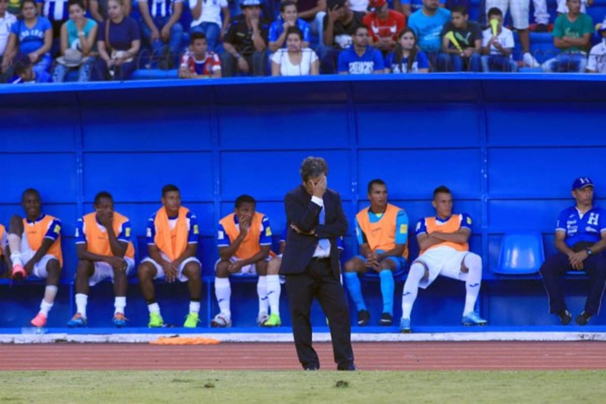Jorge Luis Pinto, un técnico capaz, triunfador, vehemente y trabajador, pasó en un poco más de un año de ser el quinto mejor entrenador del mundo a encontrarse sin respuestas al frente de una Selección de Honduras débil y con jugadores sin calidad.