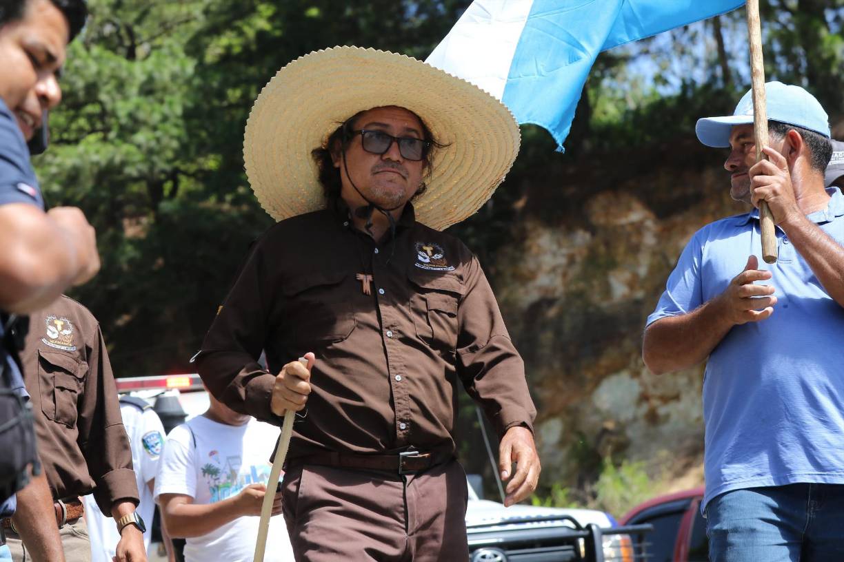 El pasado 4 de julio el padre Leopoldo Serrano llegó caminando hasta Tegucigalpa tras un periplo de una semana que lo dejó agotado, pero tranquilo porque logró que las autoridades se comprometieran con la finalización de los proyectos para la comunidad San Francisco de Asís. 