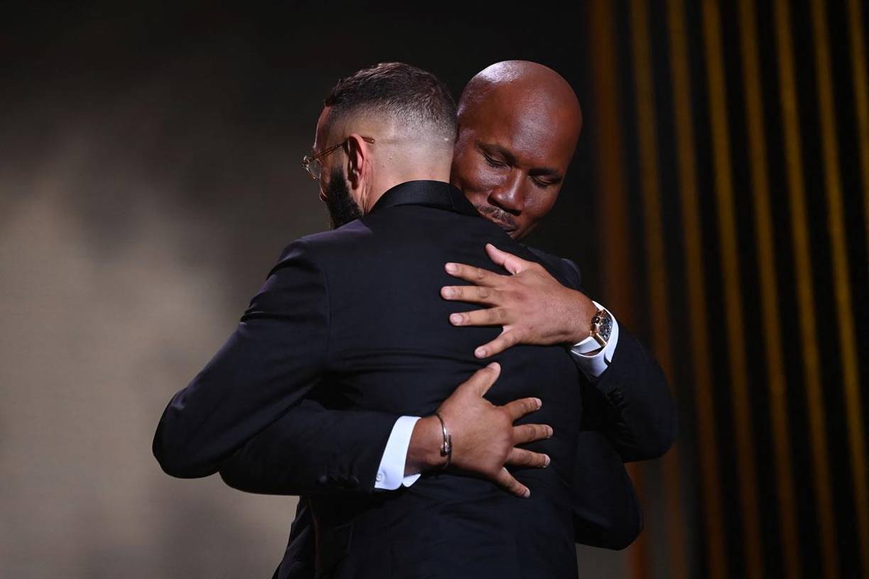 Didier Drogba le dio este gran abrazo a Karim Benzema luego de anunciarse al francés como ganador del Balón de Oro 2022.