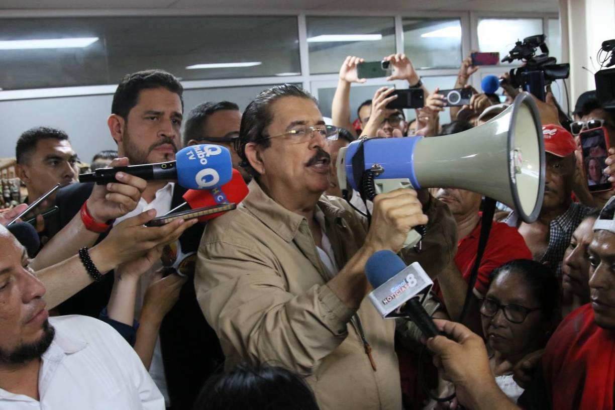 Carlos Zelaya, Adán Fúnez y Carlos Muñoz, quienes llegaron juntos a la reunión, al parecer no se percataron que el Devis Rivera los estaba grabando.
