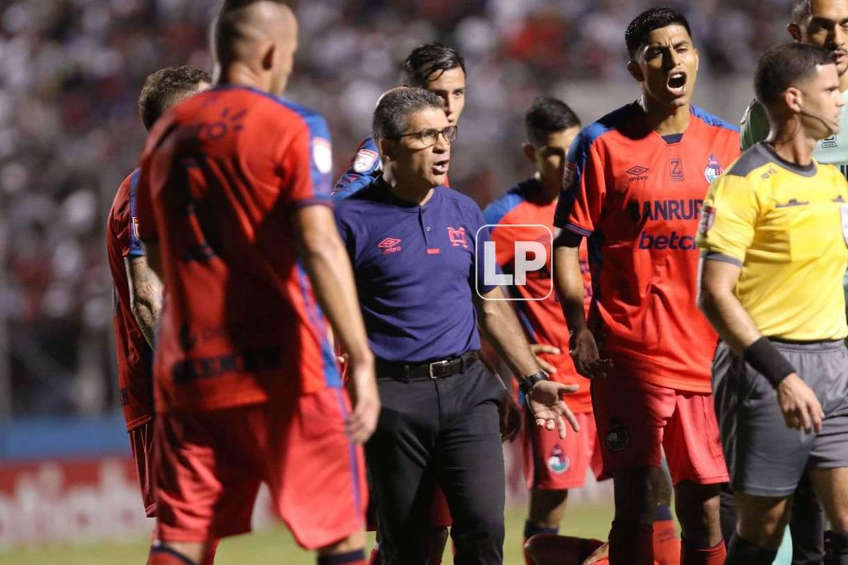 El entrenador del Municipal, Juan Antonio Torres, también se enfureció con el árbitro estadounidense Rubiel Vázquez.