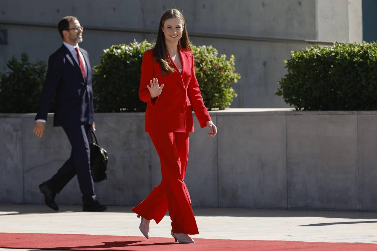  La princesa Leonor protagonizó este viernes un nuevo hito en su trayectoria como heredera al trono de España con su primer viaje oficial al extranjero en Portugal.