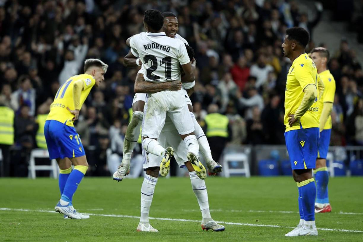 ‘Choco‘ Lozano observando la celebración del primer gol del Real Madrid marcado por Éder MIlitao.