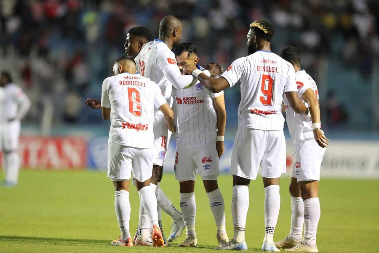 Los jugadores del Olimpia felicitando a Jorge Álvarez por su golazo.