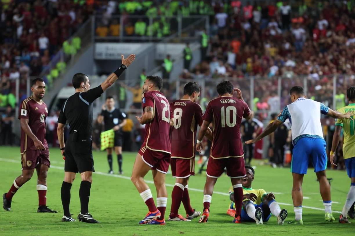 Cuando se jugaban los últimos minutos de partido, en el estadio de Maturín, Venezuela quedó con diez jugadores, tras la roja a Alexander González, que desató una pelea.