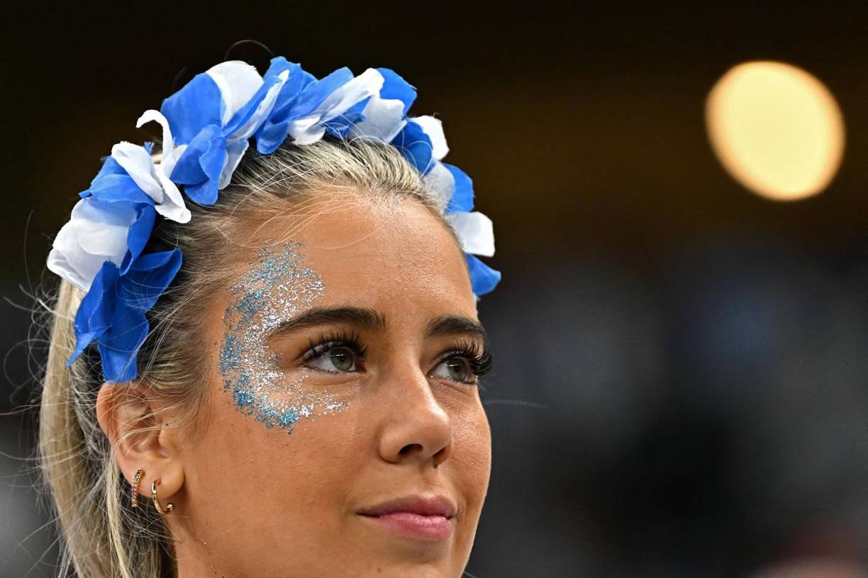 Una bella aficionada argentina con los colores de la albiceleste.