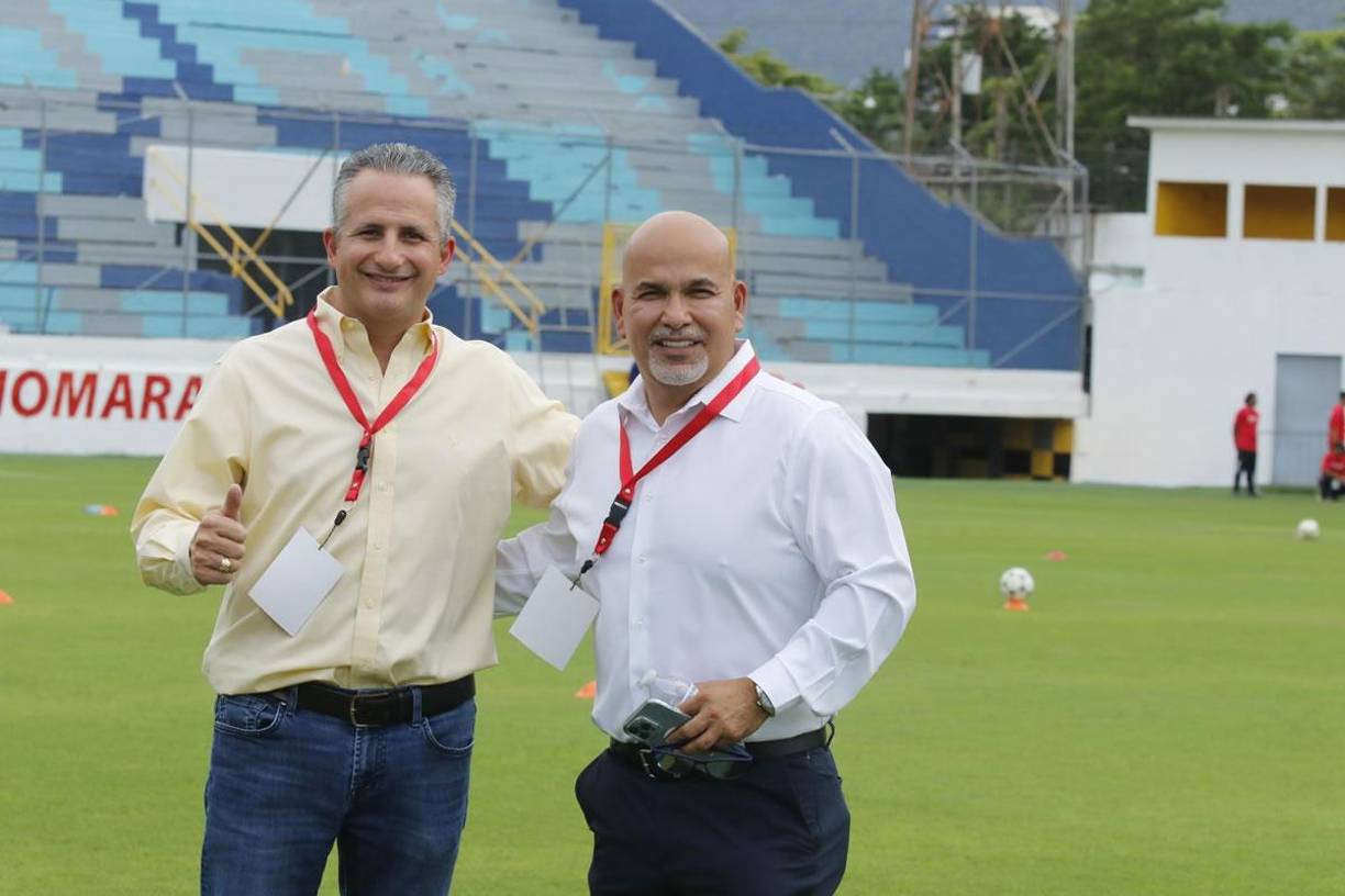 Elías Burbara, presidente del Real España, y Orinson Amaya, mandamás del Marathón, estuvieron presentes en el evento y previo al Clásico sampedrano.