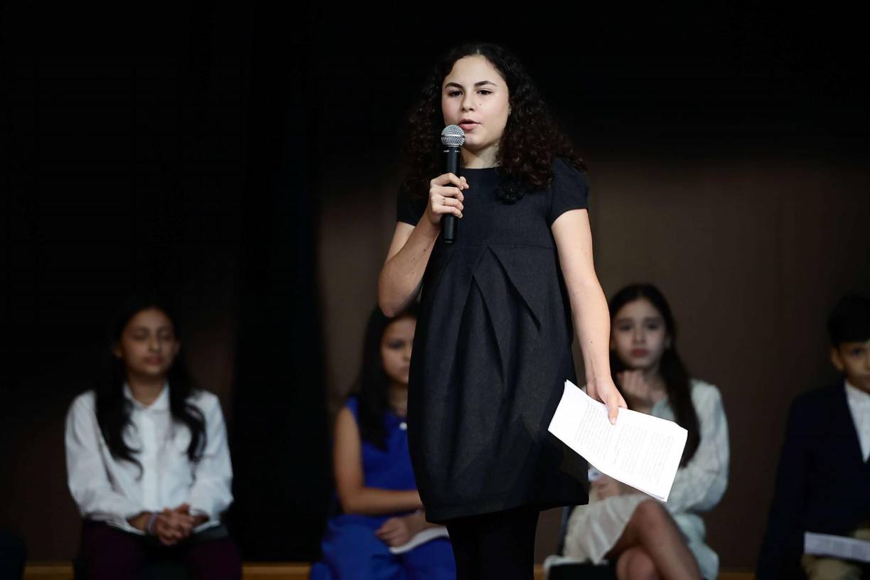 Los jovencitos también improvisaron en el escenario, realizando entradas variadas al discurso y manejando sus gestos corporales para acompañar su dicción de forma profesional.