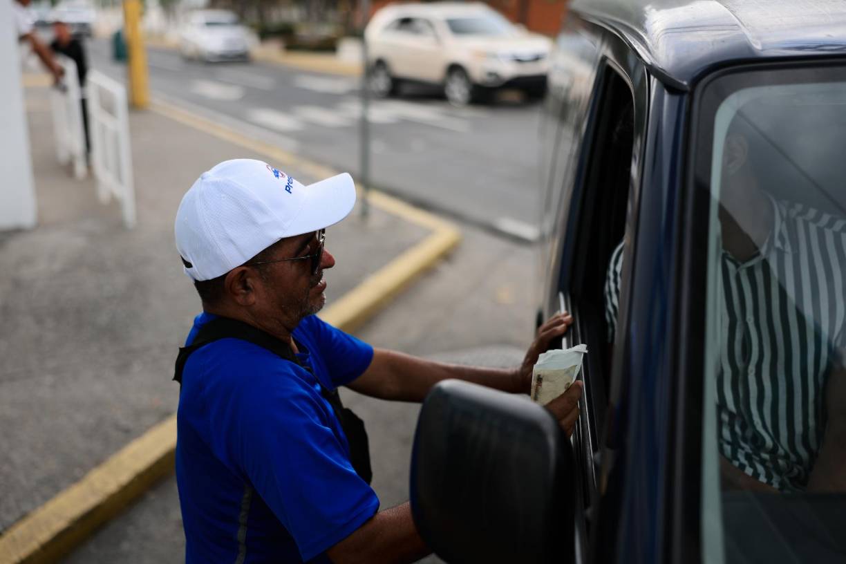 El mercado negro hace su “diciembre” con la venta de boletos para el encuentro que disputarán el próximo 15 de noviembre las selecciones de Honduras y México. Boletería totalmente agotada en las agencias bancarias que vendieron entradas para el juego que tendrá lugar en el estadio Morazán.