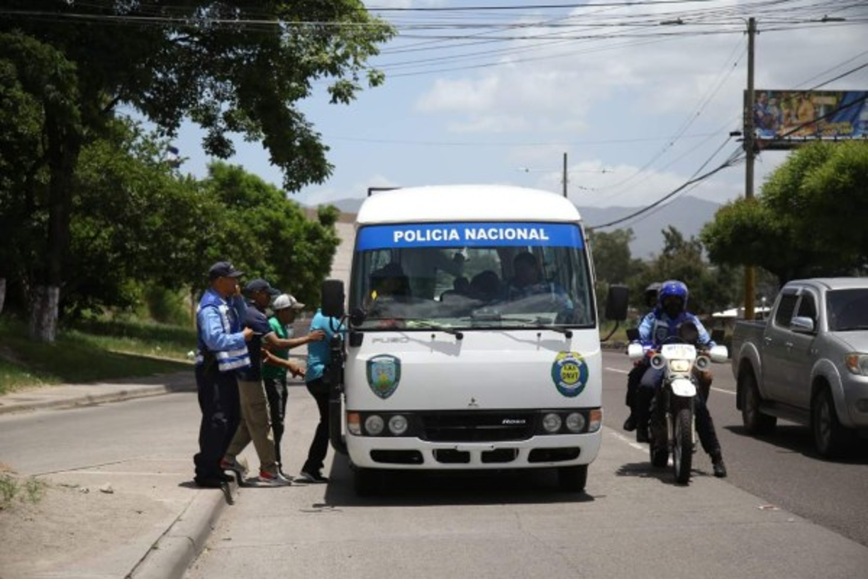 La Policía puso a disposición de la población algunas de sus propias unidades de transporte.